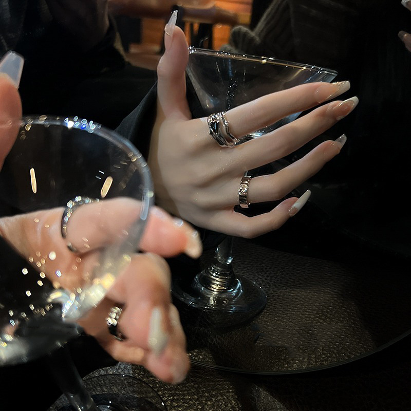 The geometric cold style black zircon ring is a niche design for women, exuding a sense of high-end sophistication. The opening can be adjusted, making it fashionable and individualistic, with a trendy and trendy vibe Application Scenario