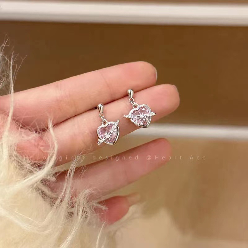 A must-have for sweet girls! Pink zircon heart-shaped earrings for women, a light luxury, high-end, niche design, fashionable, versatile and simple earrings Application Scenario