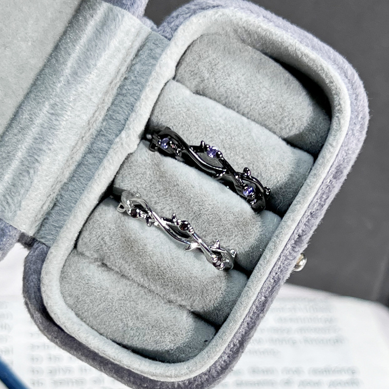 A simple Korean-style dark and distinctive open-top ring wrapped around branches, a high-end and cold style couple's index finger ring trend Application Scenario