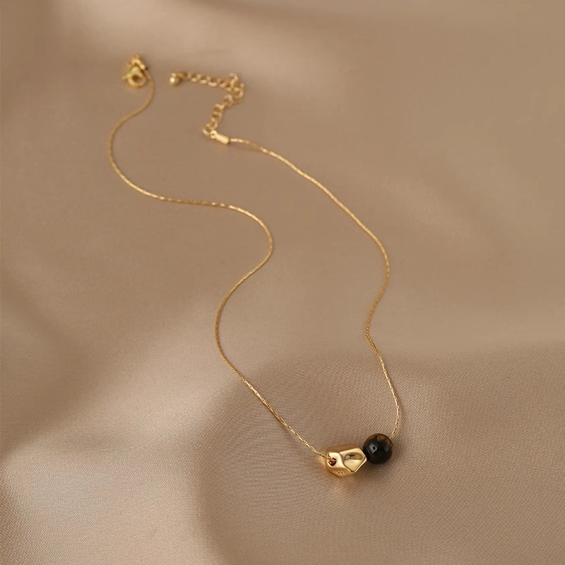 The Maillard style retro liquid metal tiger's eye necklace has a unique and niche design sense. The collarbone chain is individualistic and fashionable for women details Picture