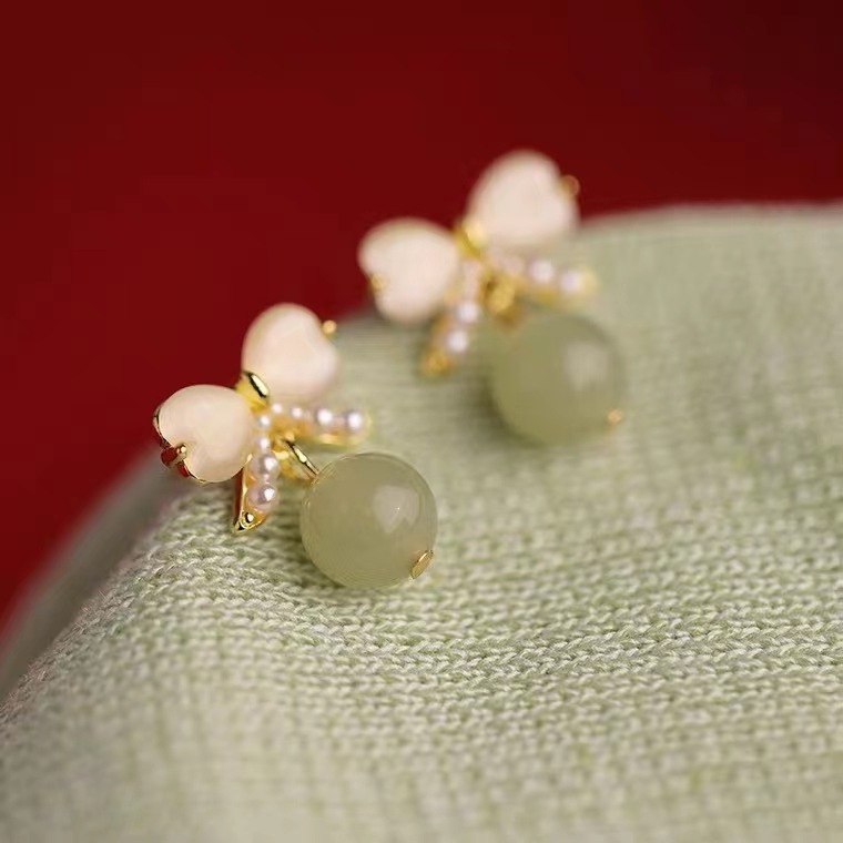 Light luxury and gentle temperament, cat's eye stone bow stud earrings for women, a new style of trendy ancient design earrings in 2025 Application Scenario
