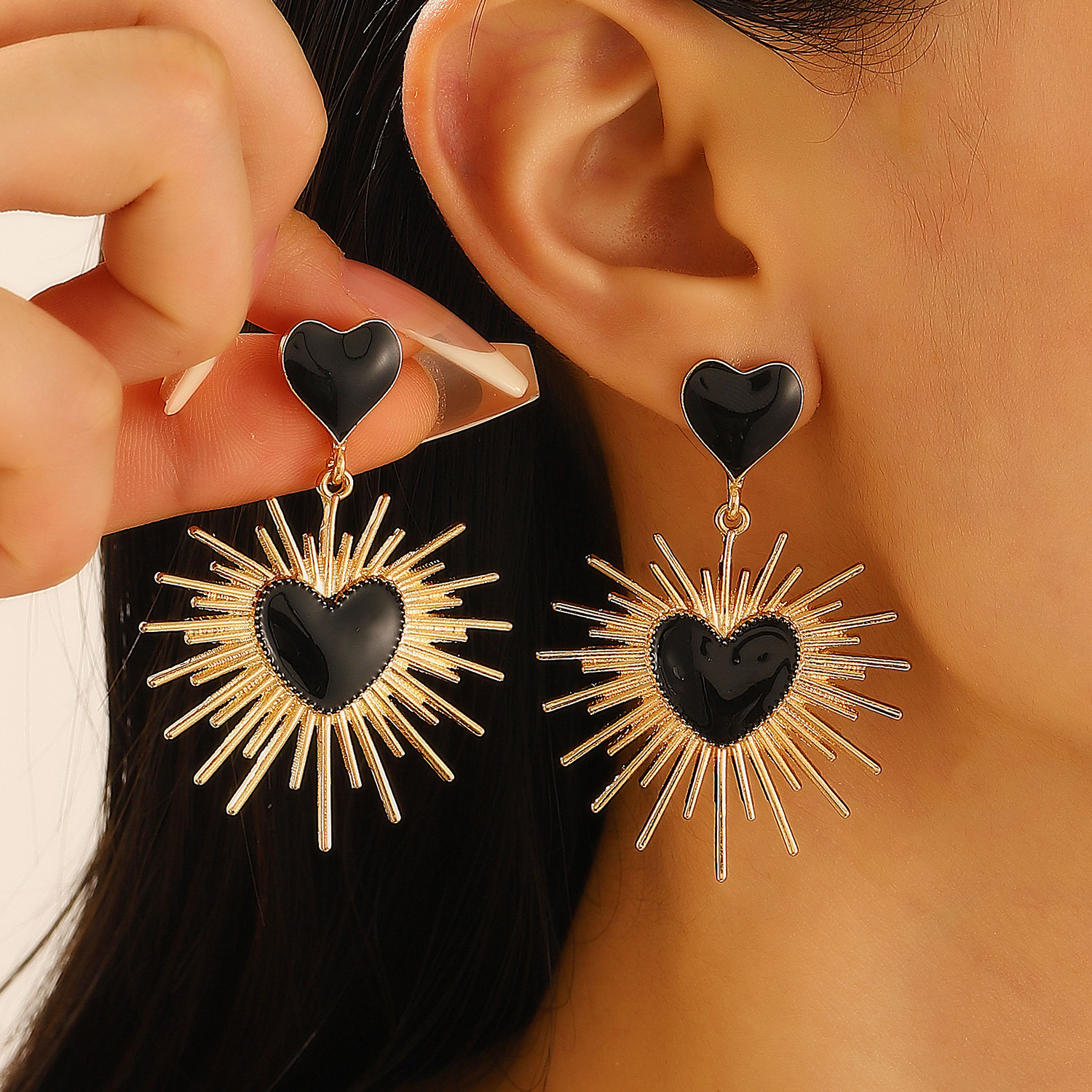 European and American cross-border geometric thorny heart-shaped earrings, women's ins style, simple and fashionable, heart-shaped oil-dropping stud earrings and earrings details Picture