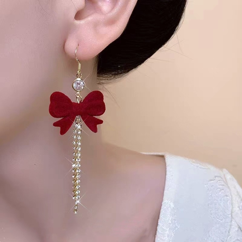 The 2025 new red flocked bow earrings exude a light luxury style. They are rare and eye-catching stud earrings for women in autumn and winter Specification drawing