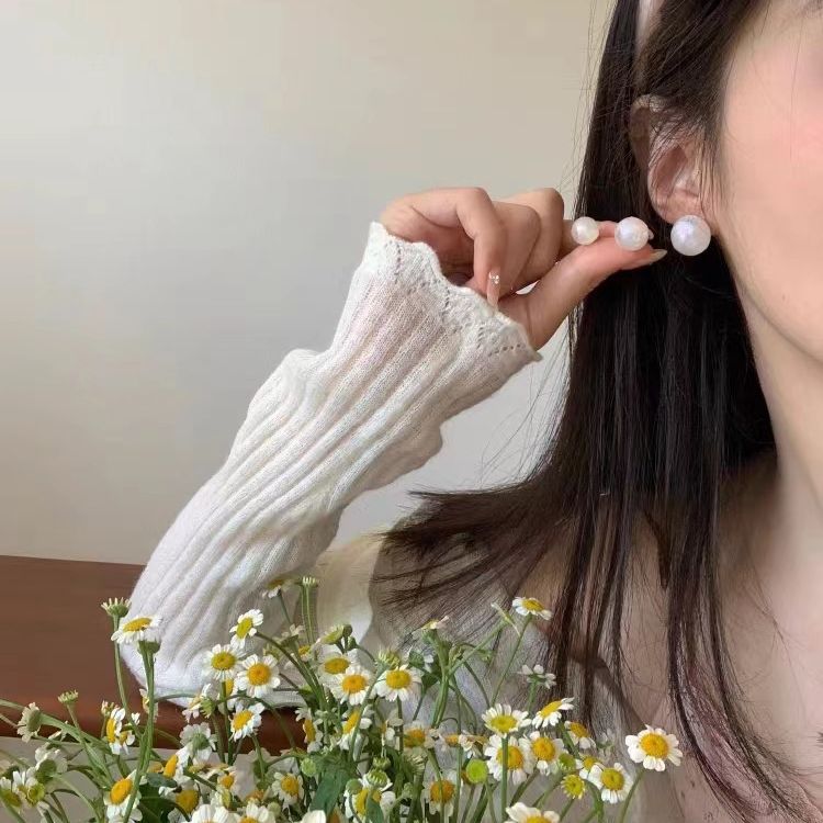 Mermaid Princess Pearl Elegance Ear clips, no ear holes, high-end, simple, trendy girl's niche design earrings details Picture