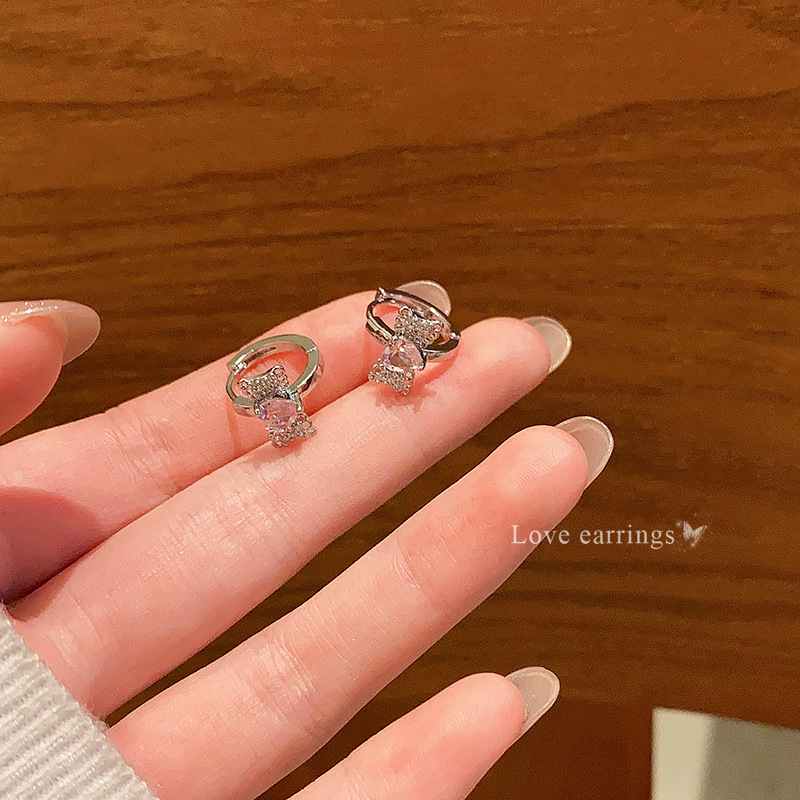 The diamond-encrusted pink heart-shaped bow ear buckles exude a feminine charm and a high-end design sense. The heart-shaped ear studs are light luxury and popular earrings on the Internet full figure