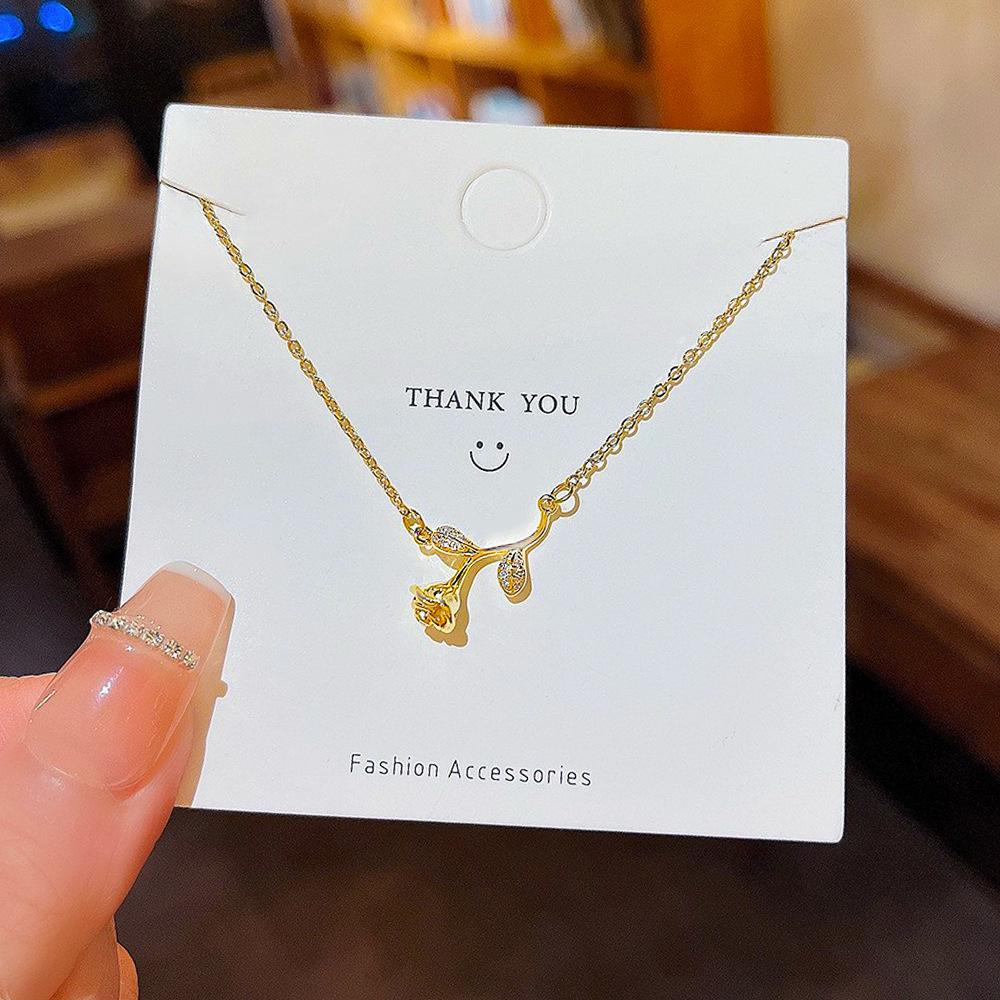 This is a necklace with a slightly inlaid rose pattern, a stylish titanium steel collarbone chain, and a cold style as a gift for your girlfriend full figure