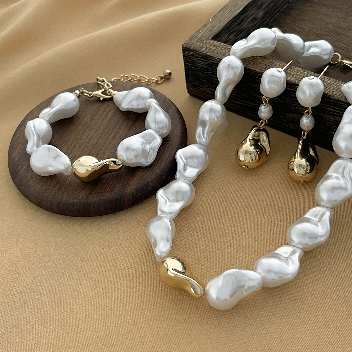 European and American cross-border jewelry, French retro imitation pearl Baroque necklace, simple beaded pendant, tassel collarbone chain Application Scenario