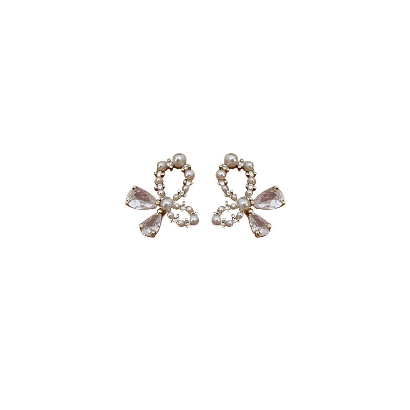 Exquisite micro-inlaid hollowed-out butterfly zircon earrings exude a sweet and sophisticated feminine charm. Versatile and simple stud earrings are fashionable and elegant Item Picture