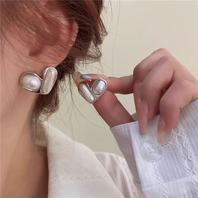 "Heart Set, French retro pearl silver stud earrings, ins light luxury, high-end, simple and elegant, versatile earrings. full figure