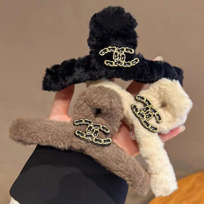 Small chanel-style plush hair clip, large hair volume, new autumn and winter shark clip, ins high-end hair accessory and headwear full figure