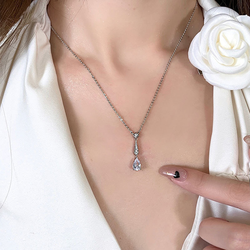 A Tear Star River Tear Drop Necklace, a new light luxury sparkling diamond water drop pendant necklace, a niche autumn and winter sweater collarbone chain full figure