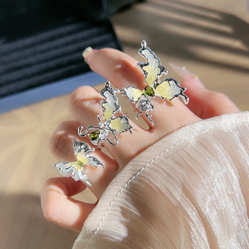 The new niche and irregular-shaped butterfly combination ring, with its unique and distinctive light yellow drip glaze color matching, is a sweet and cool ring accessory for summer details Picture