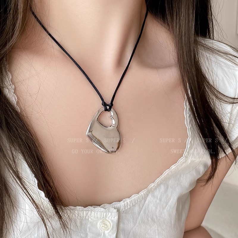 Korean-style Instagram silver heart-shaped pendant rope necklace, a long and elegant accessory for women, a light luxury and niche sweater chain trend details Picture