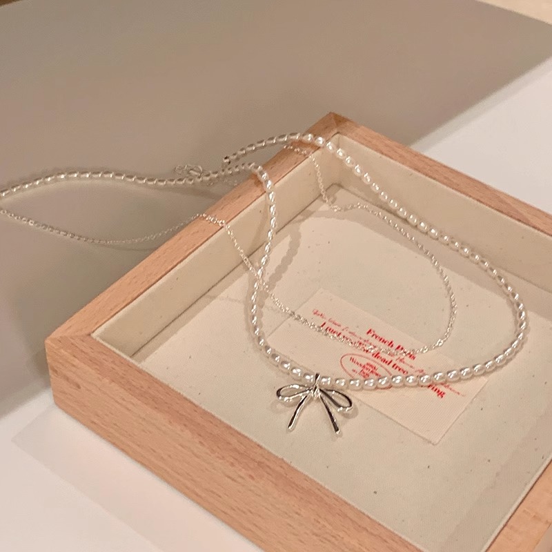 Bow pearl double-layer necklace 2024, a light luxury and niche necklace accessory with a collarbone chain feel for women Item Picture