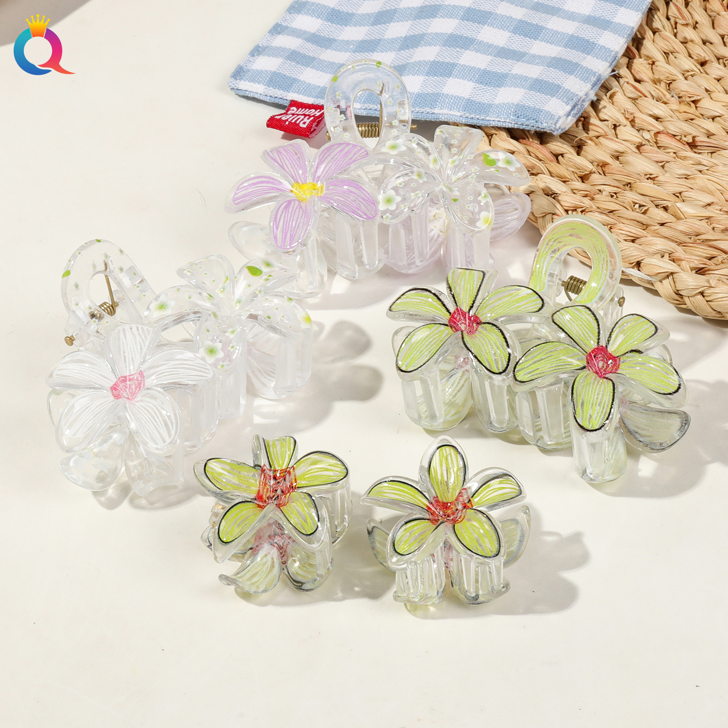 The Qiyue printed Double Flower Hair Clip set exudes a sense of sophistication. The flower clip is an elegant lady's hair accessory, and the side clip is a shark clip Application Scenario