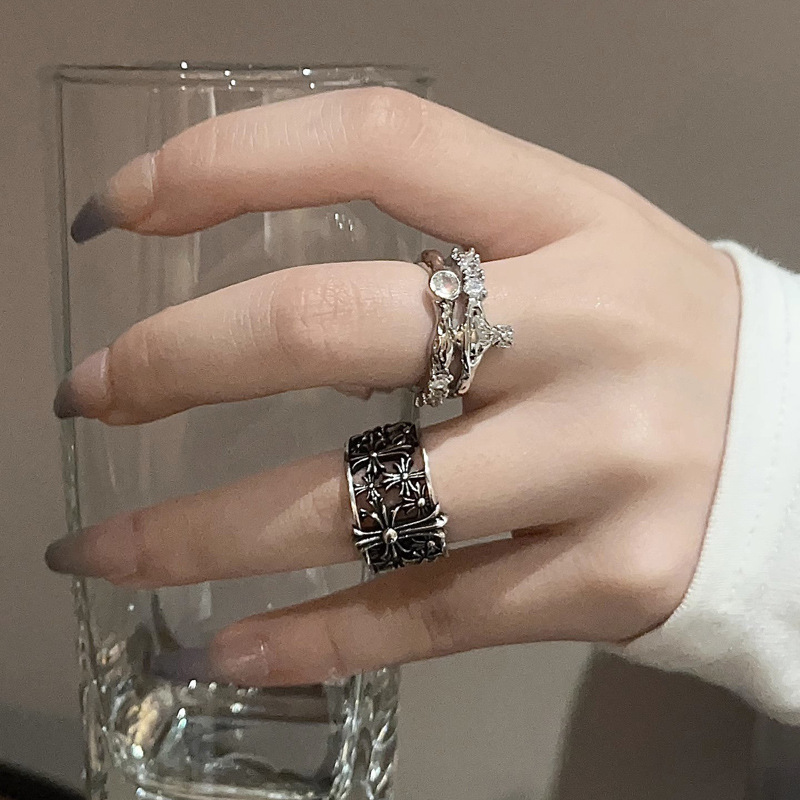 A niche design with a cold and unique style, retro and aged cross opening ring, and a trendy and cool planet stacking ring on Instagram full figure