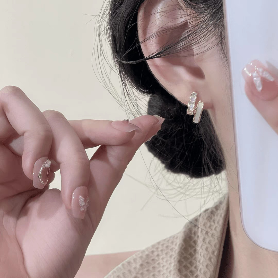 Super Flash Zircon earrings with a light luxury and high-end feel, unique ear buckles, 2025 new bestseller, ins style, niche earrings for women Application Scenario