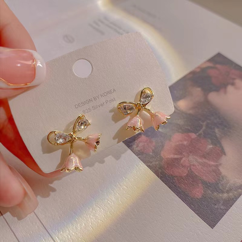 Flower stud earrings for women in autumn and winter, with a unique design sense, high-end and light luxury earrings. Forest-themed fairy beauty earrings, elegant and noble lady earrings full figure