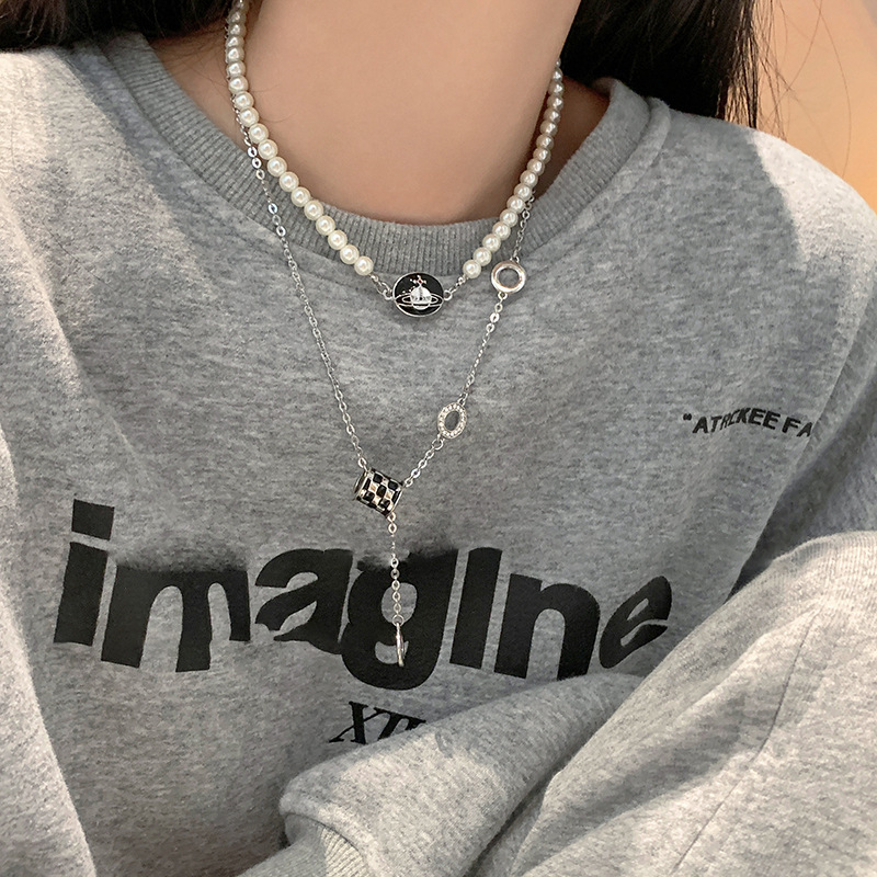 Lisa's same pearl Planet hoodie necklace for women's spring and summer, a niche design accessory with a stylish collarbone chain trend Application Scenario