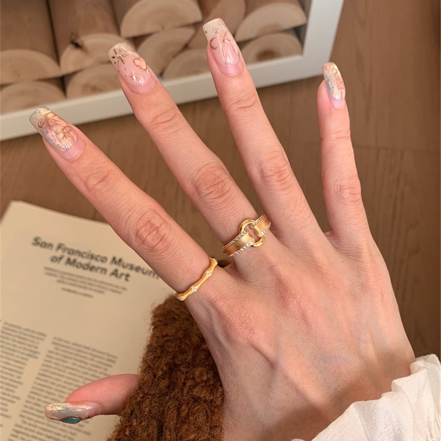 A mid-style brushed lock intaglio ring for women, with a light luxury, exquisite and niche design, exuding a unique sense of sophistication. A new open-top ring Specification drawing