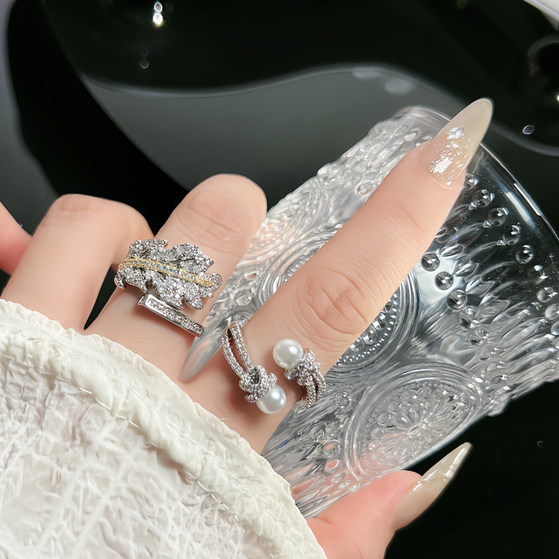 A light luxury and high-end feel, luxurious diamond-encrusted leaf ring, a niche design for women, with a unique pearl personality, autumn and winter ring full figure