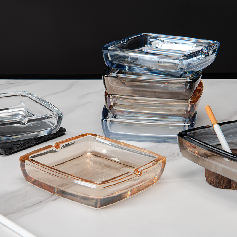Classic square high-end glass ashtray, creative home bar living room, simple transparent cigarette cup, men's and women's factory details Picture