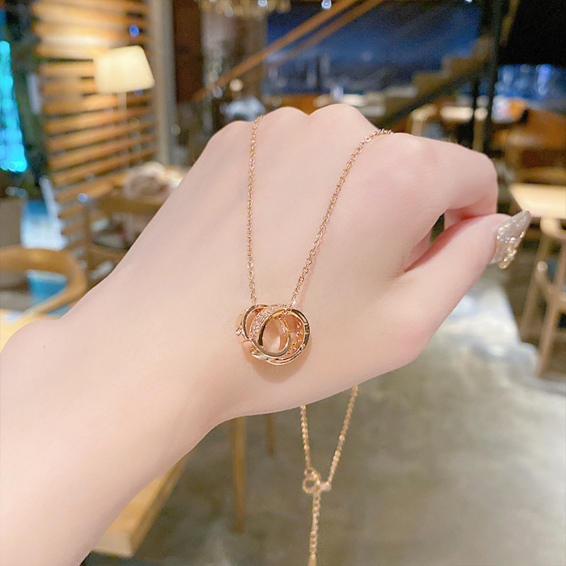 Lucky interlocking titanium steel necklace for women, simple and elegant style, Douyin Internet celebrity collarbone chain for women, snake bone chain trendy matching accessory full figure