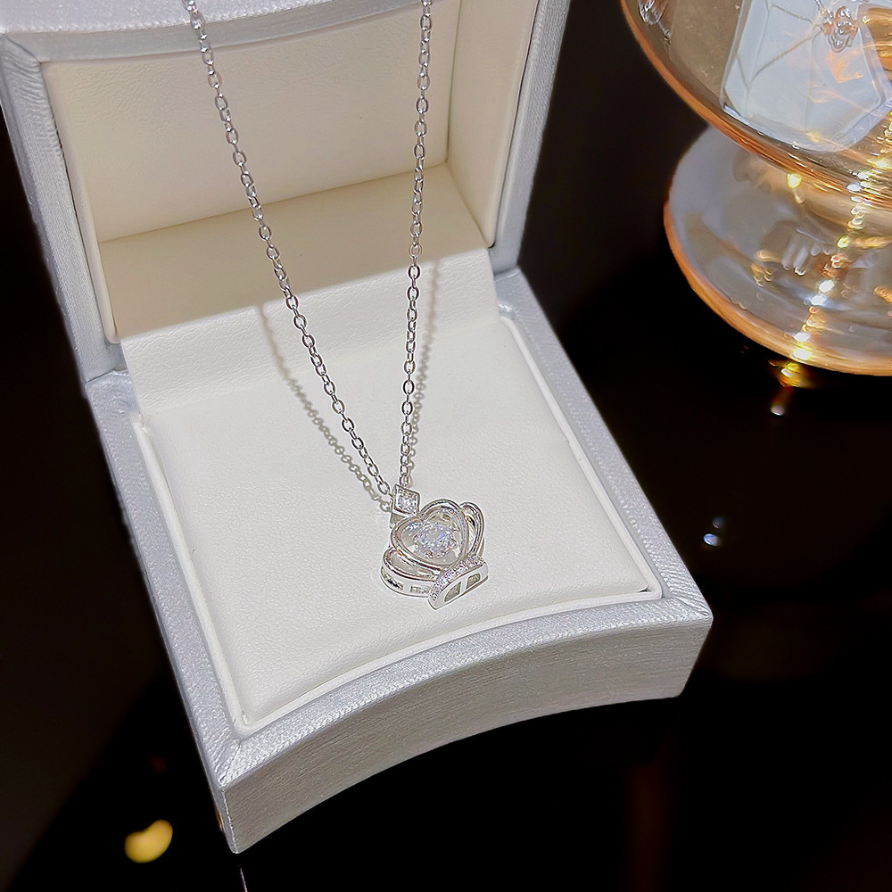 Crown Necklace, Women's Beating Heart Pendant, 2025 new style, elegant neckchain, light luxury, niche collarbone chain, fashionable accessory Application Scenario