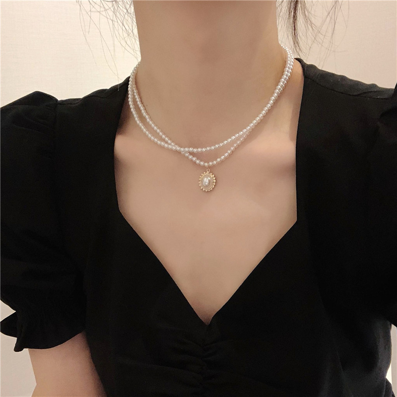 Elegant and retro French double-layer pearl necklace, a popular female InS-style collarbone chain, a simple and niche design accessory full figure
