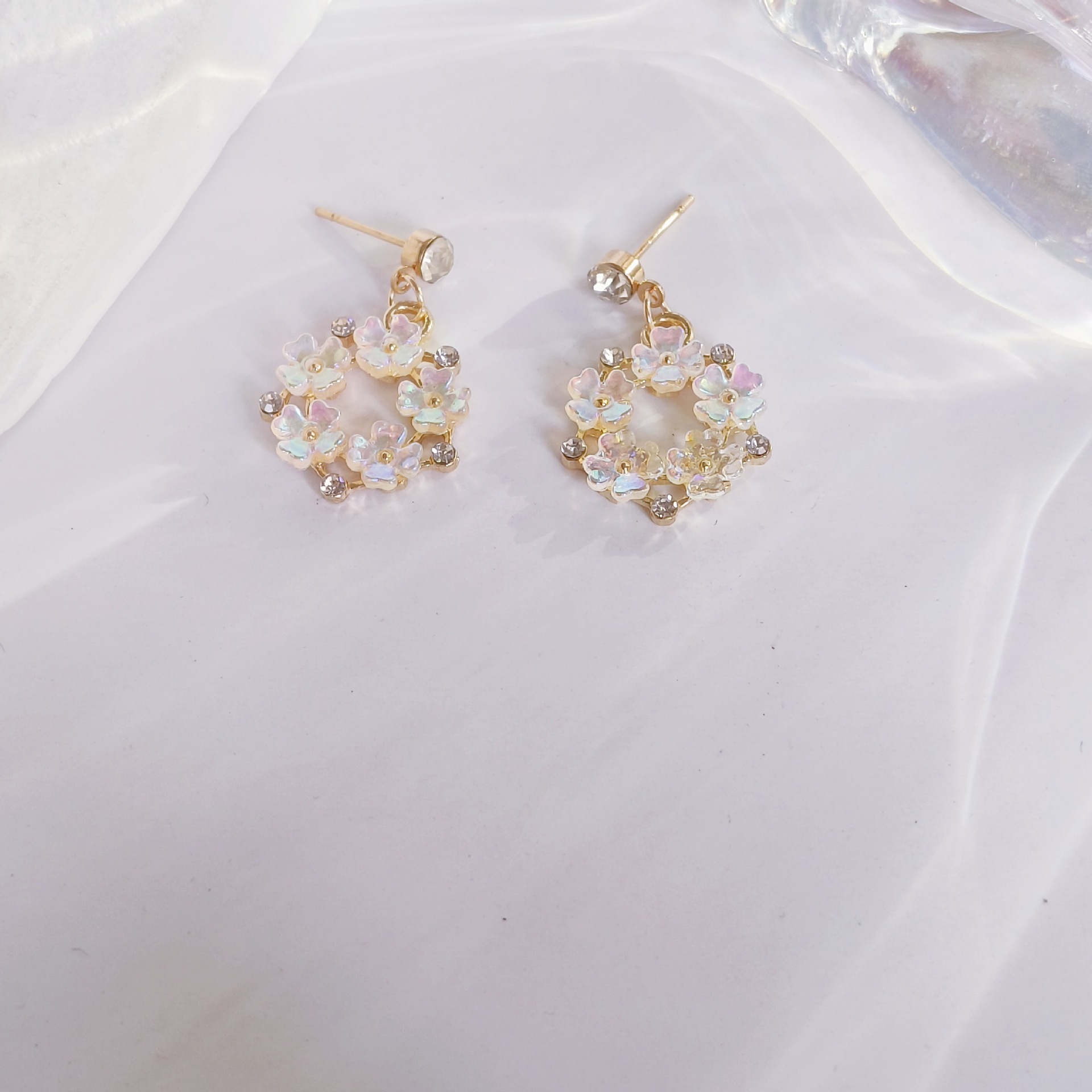Hyuna style zircon colorful petal earrings and stud earrings, a Korean Internet celebrity on Instagram, are fashionable and sweet flower earrings and earrings Specification drawing