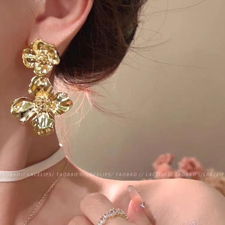 The new exaggerated golden flower earrings are fashionable, individualistic, and feature a niche design with a high-end feel. They are long and versatile earrings for women Specification drawing