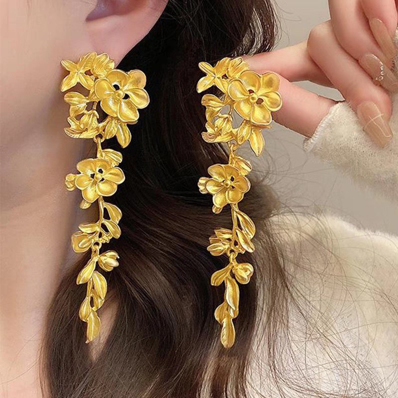 European and American gold earrings, high-end and elegant, metal cold and exaggerated, flower light luxury earrings, Hong Kong-style temperament, retro stud earrings Specification drawing