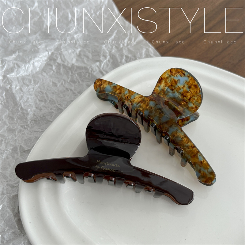 Acetate coffee-colored grab clip, forest-style exquisite hair clip, shark clip at the back of the female head, large hair grab clip, headwear and hairpin Application Scenario