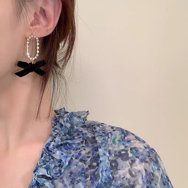 French retro black velvet stud earrings, a niche design for women with a high-end feel, a new trendy and fashionable ear accessory from 2025 Application Scenario