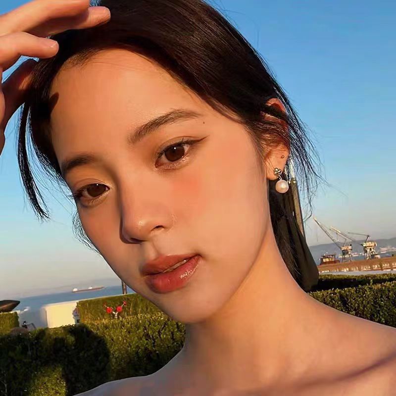 Pearl pendant, cross flower stud earrings, the same style as Ouyang Nana's earrings, French niche design, high-end style earrings Application Scenario