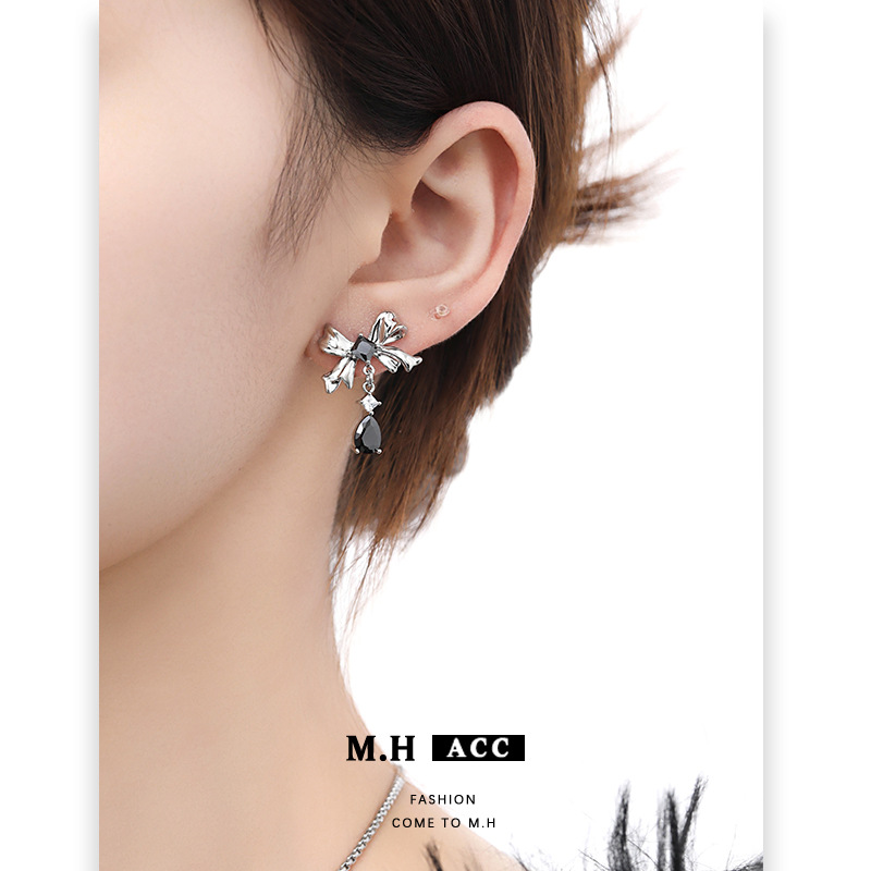 Simple, ins black glass bow necklace accessory, high-end, niche collarbone chain, fashionable and original pendant for women Specification drawing