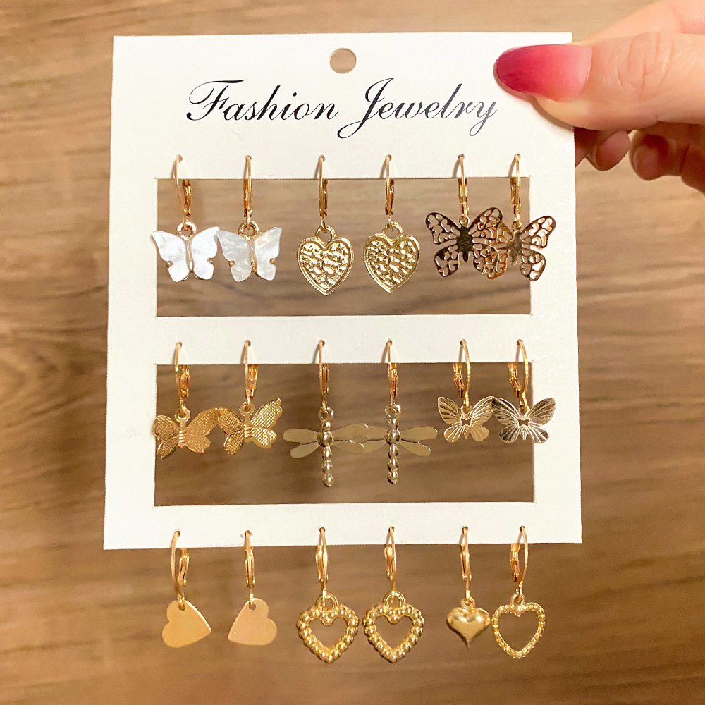 Simple and compact European and American stud earrings, golden fashionable and trendy earrings, stud earrings, pendant accessories, butterfly heart earrings Specification drawing