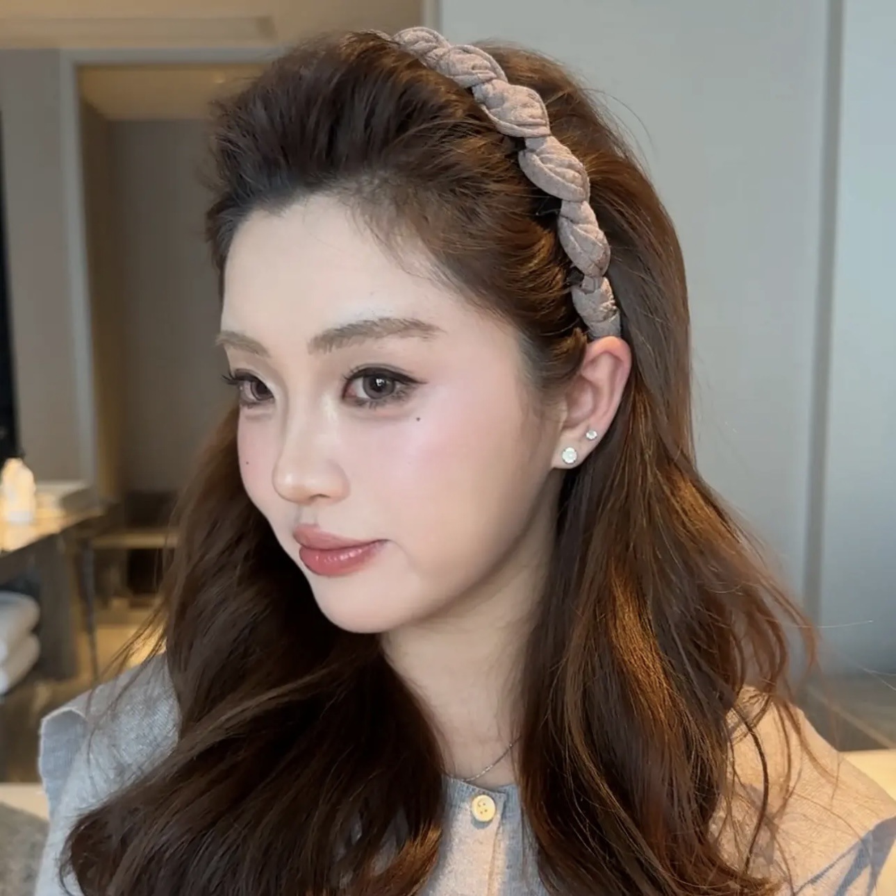 Wavy toothed headband for women, anti-slip and high-end look on the top of the head, small Korean fabric twisted headband, early spring accessory Specification drawing