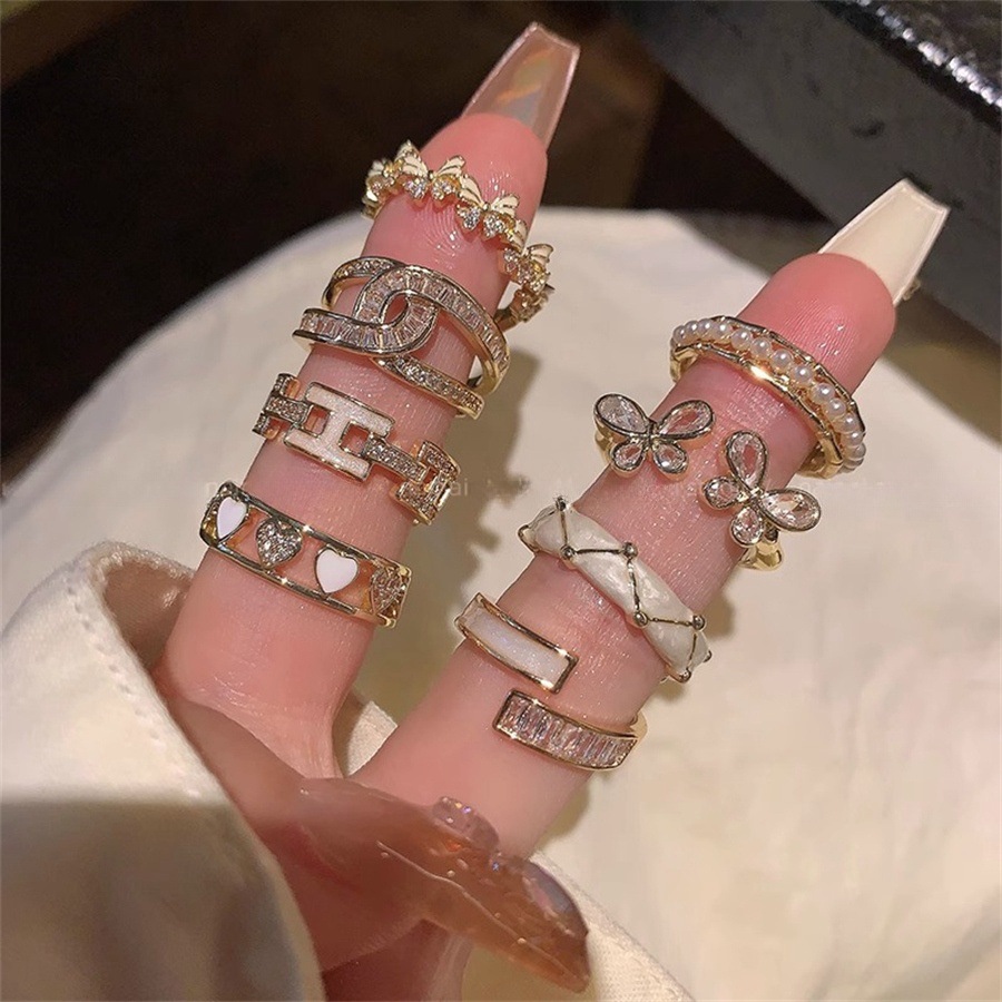The super fairy butterfly drop glaze zircon ring is a delicate and niche design for women. It is an open index finger ring with a light luxury and high-end feel, creating a trend of high-end rings full figure