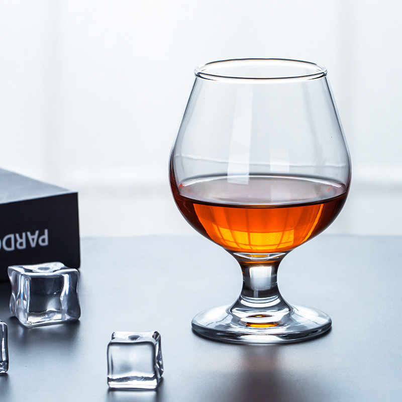 Creative brandy wine glasses, European high-end glass wine glass sets, low-stemmed red wine glasses, whisky wine glasses Application Scenario