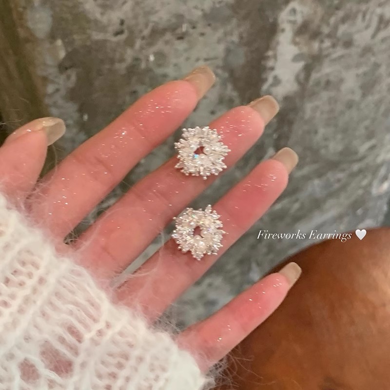 The dazzling zirconium firework pearl stud earrings are perfect for winter, featuring a light luxury and elegant style. The stud earrings are a unique and niche design for women Specification drawing