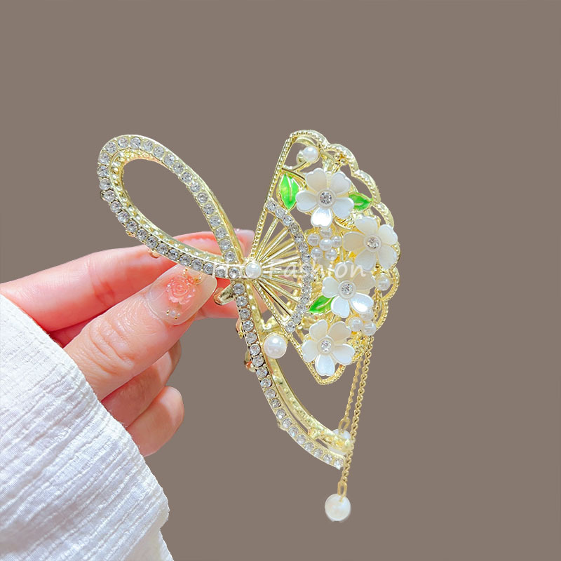 The new large-sized high-end diamond-encrusted fan-shaped pearl tassel gripper exudes an elegant charm. It is a shark clip for the back of the head Specification drawing