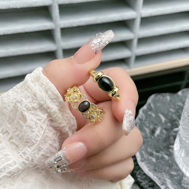 This is a niche retro, sweet and cool, individualistic open-top ring for women. It is fashionable with a hollowed-out design, exuding a light luxury and elegant charm. It is exquisite and versatile, with a high-end feel details Picture