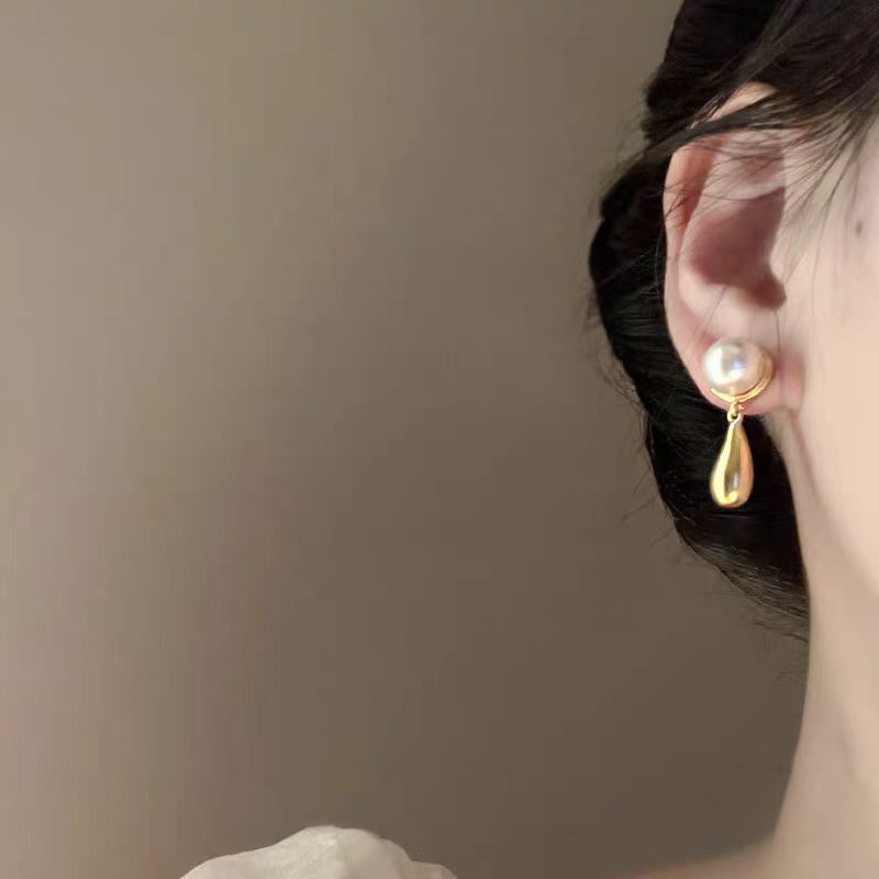 French retro pearl metal teardrop earrings for women, summer light luxury, high-end feel, niche design, simple and elegant stud earrings Application Scenario