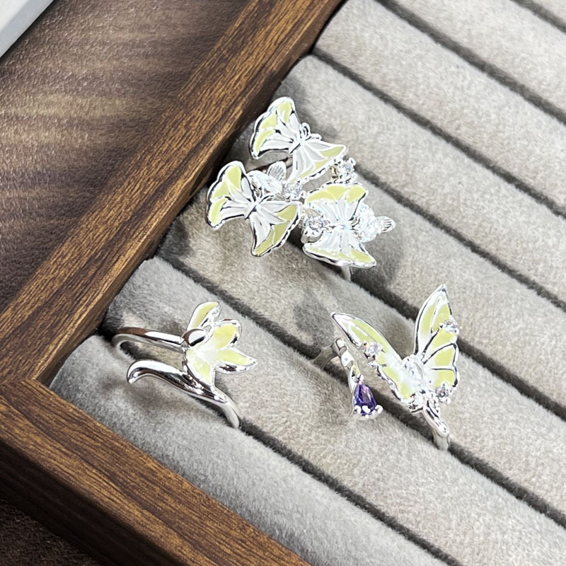 Korean version exquisite and dynamic butterfly gradient tender yellow enamel ring, a new sweet, cool, gentle and fashionable index finger ring for women Application Scenario