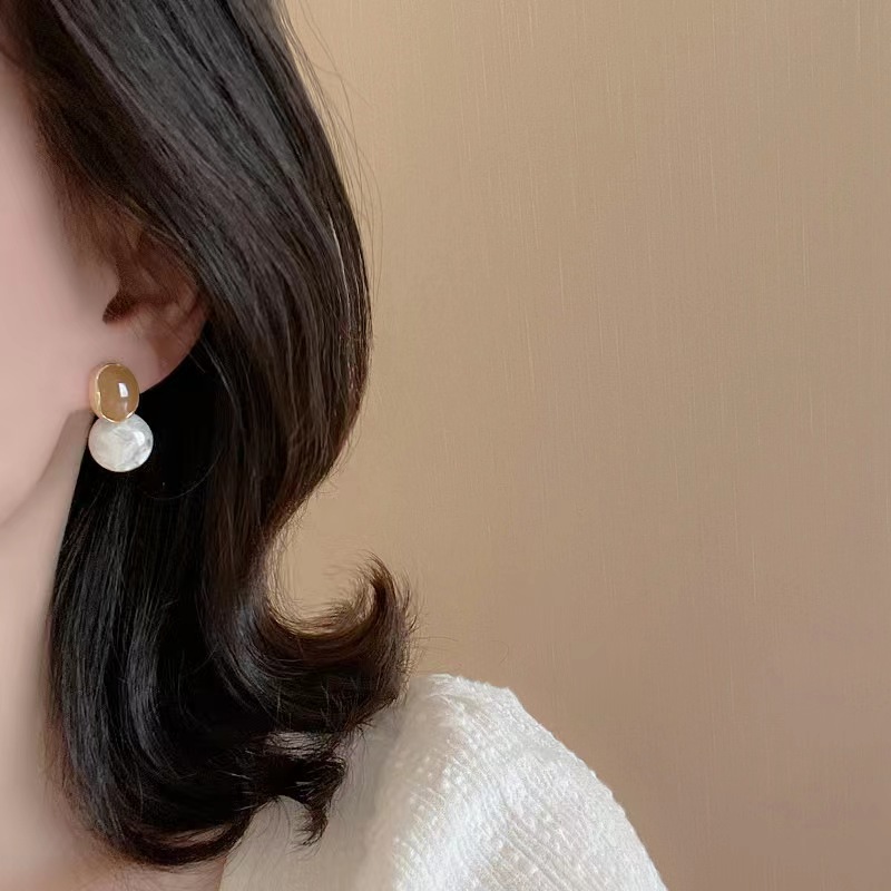 Unique irregular-shaped stud earrings with a feminine charm, Hong Kong-style earrings, simple and distinctive color contrast, autumn and winter internet-famous versatile earrings details Picture
