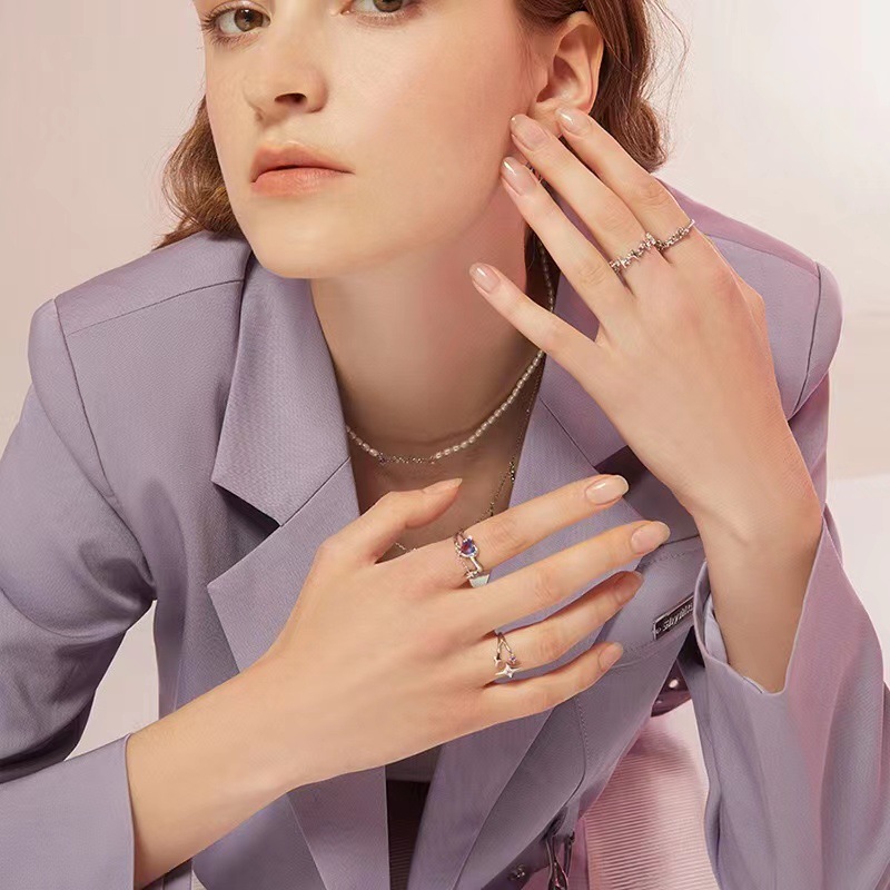 This is a niche design with a unique gradient heart-shaped zircon flash diamond starlight index finger ring. It exudes a feminine and high-end vibe with an ins style details Picture