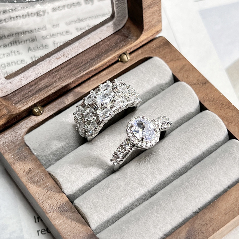 A new, elegant and fashionable index finger ring with a mid-style slightly inlaid zircon row diamond full figure