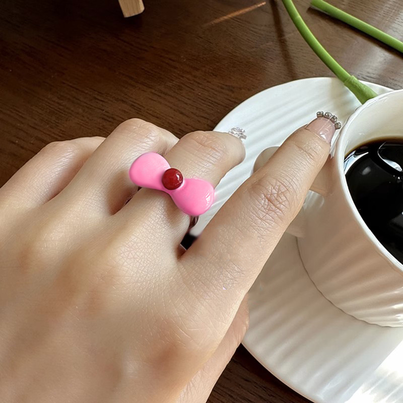 A sweet and youthful pink bow ring with a unique design, featuring a sweet and cool open-mouthed index finger ring with oil drip full figure