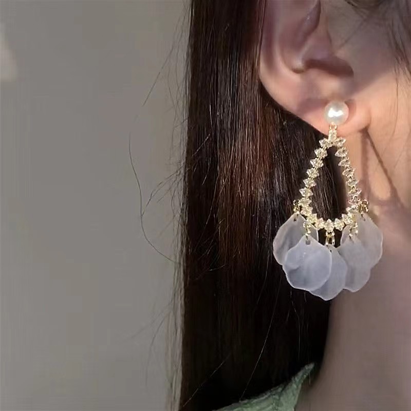The super ethereal and versatile zircon water drop petal tassel earrings and earrings are trendy, light luxury, high-end and niche earrings for women on Instagram Specification drawing